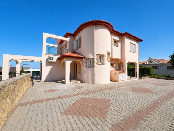 Beautiful 3 Bedroom Villa With A Private Pool Set In 1364 m²