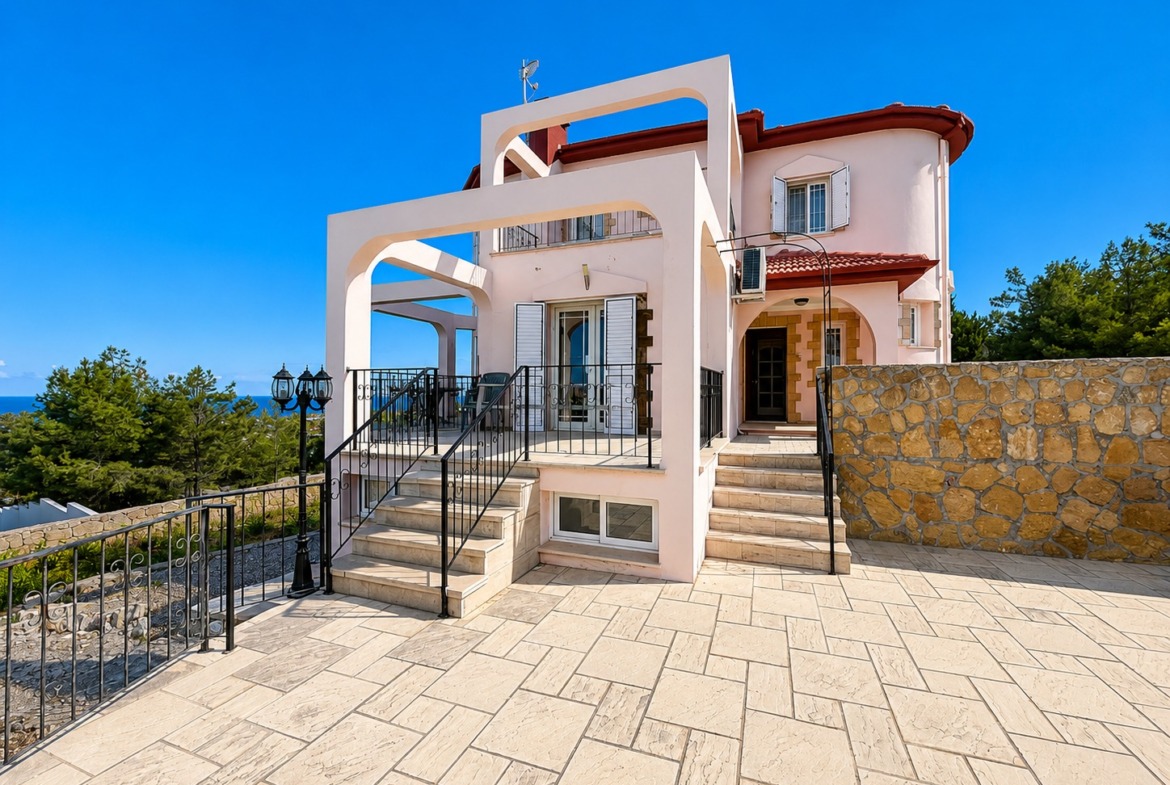 Beautiful 3 Bedroom Villa With A Private Pool Set In 1364 m²