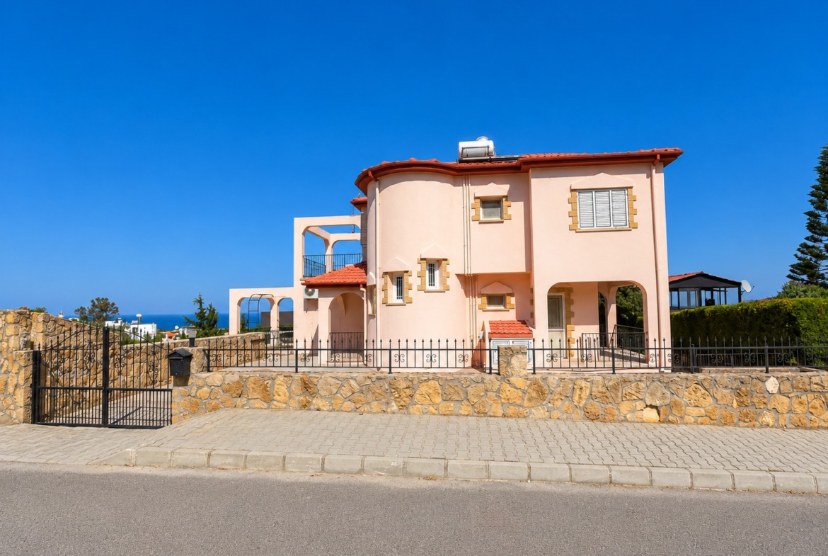 Beautiful 3 Bedroom Villa With A Private Pool Set In 1364 m²