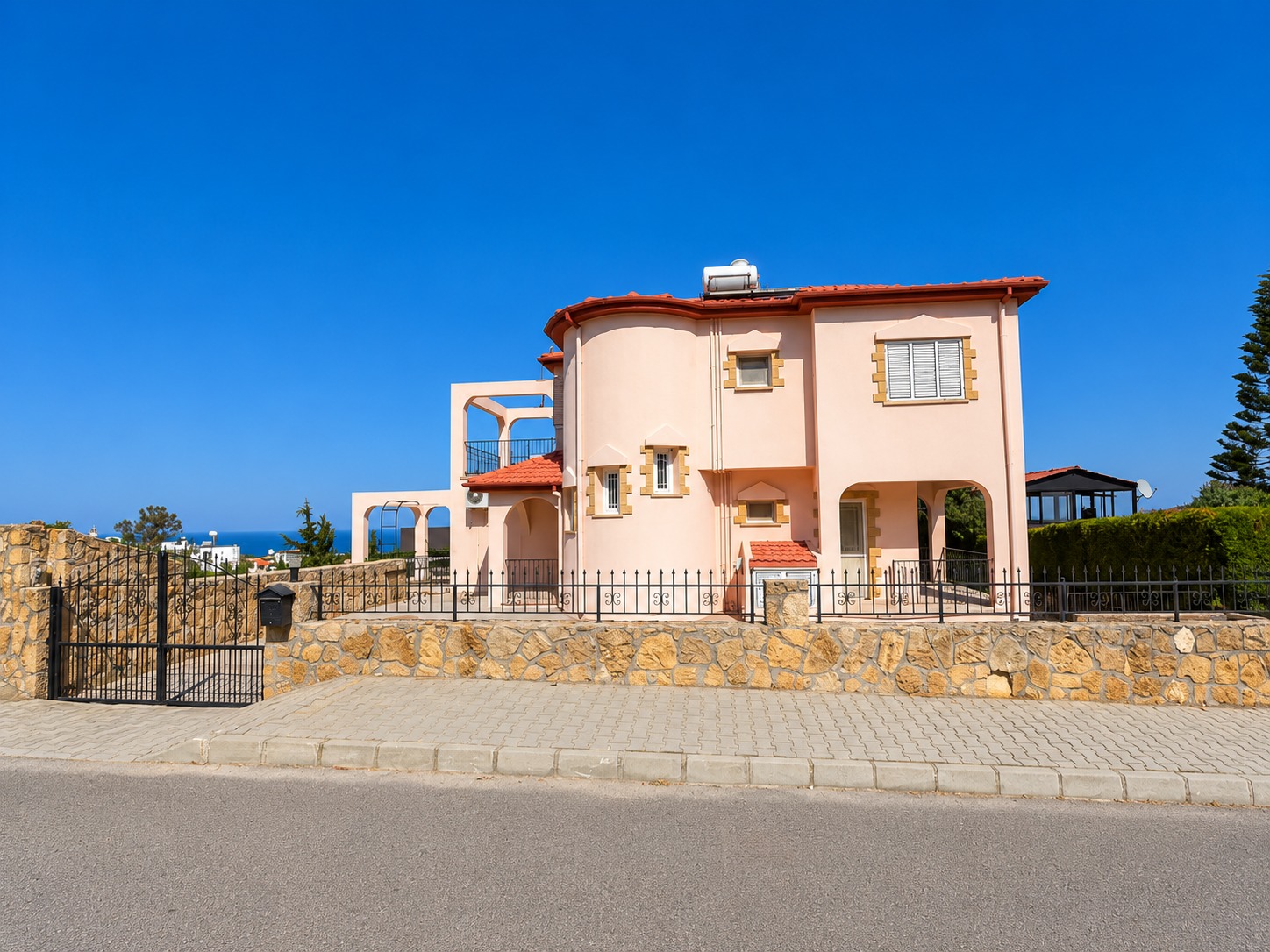 Beautiful 3 Bedroom Villa With A Private Pool Set In 1364 m²