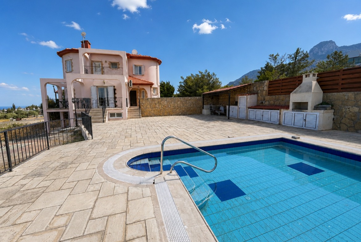 Beautiful 3 Bedroom Villa With A Private Pool Set In 1364 m²