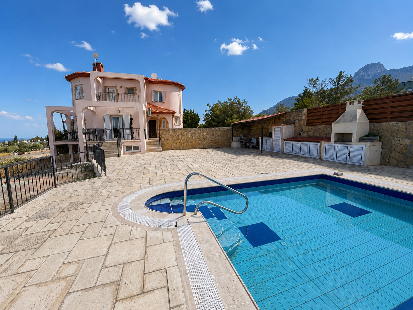 Beautiful 3 Bedroom Villa With A Private Pool Set In 1364 m²