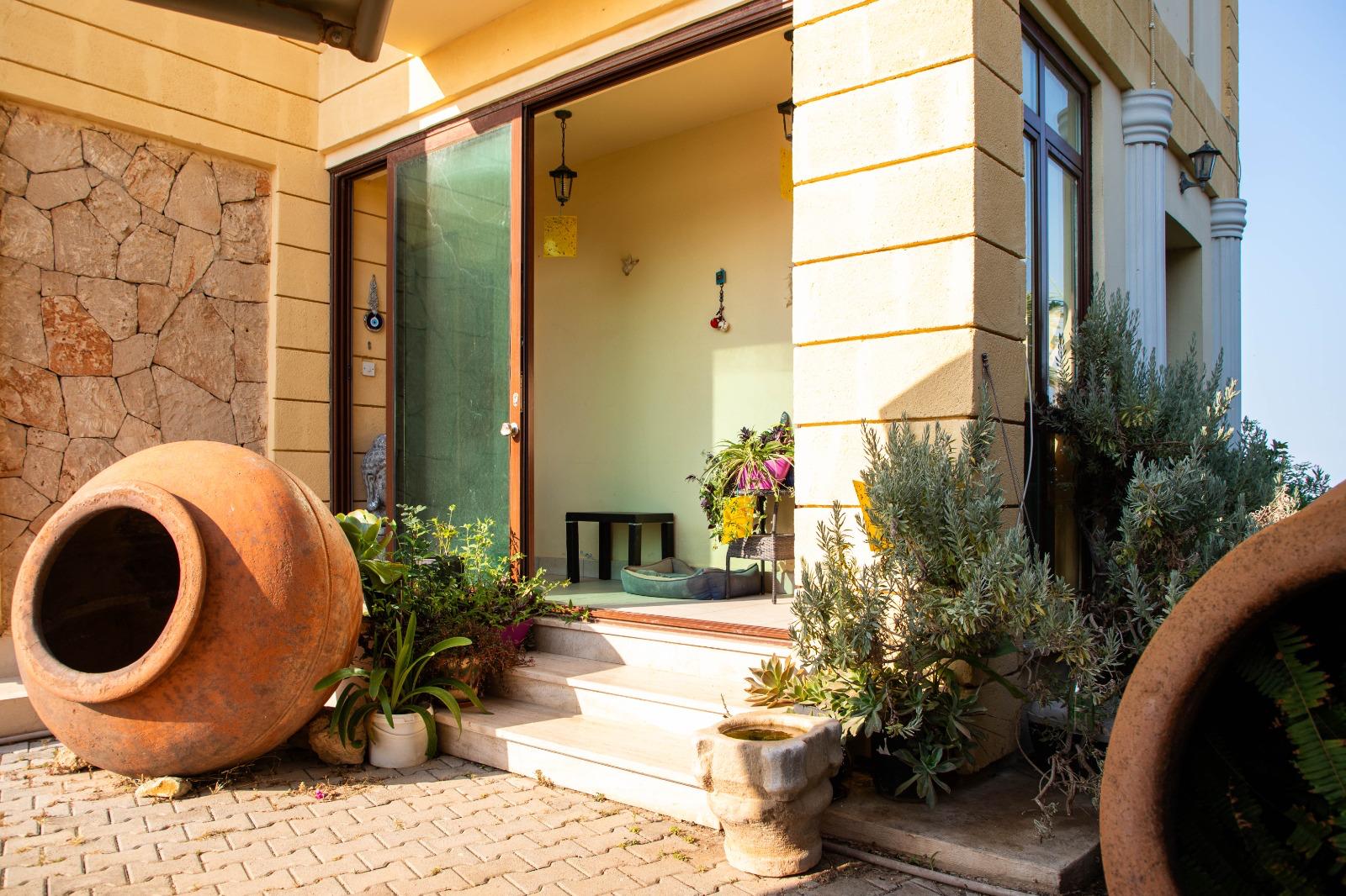 Stunning Seaside Turkish Title 3-Bedroom Villa In Karşıyaka With Panoramic Sea & Mountain Views