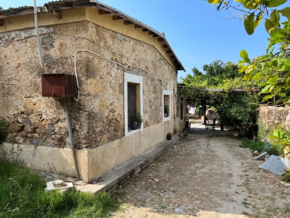 Traditional Stone House With Development Potential In Lapta’s Turkish Quarter