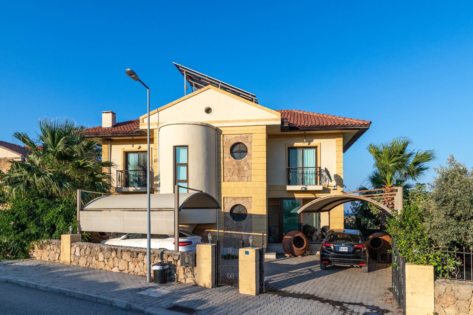 Stunning Seaside Turkish Title 3-Bedroom Villa In Karşıyaka With Panoramic Sea & Mountain Views