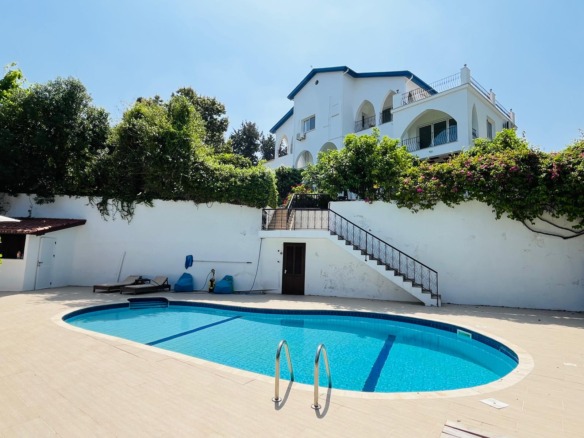 Pre 74 Substantial 4 Bedroom, 4 Bathroom Villa With Heated Swimming Pool