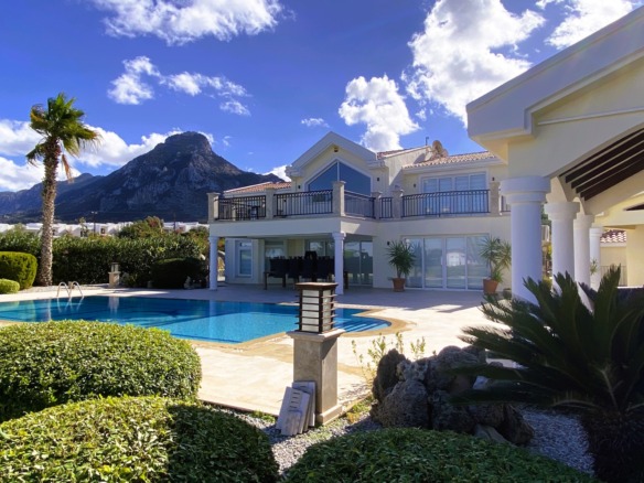 Outstanding Luxury 5 Bedroom Villa, Set Within More Than 5,000 Sqm Of Private Landscaped Grounds