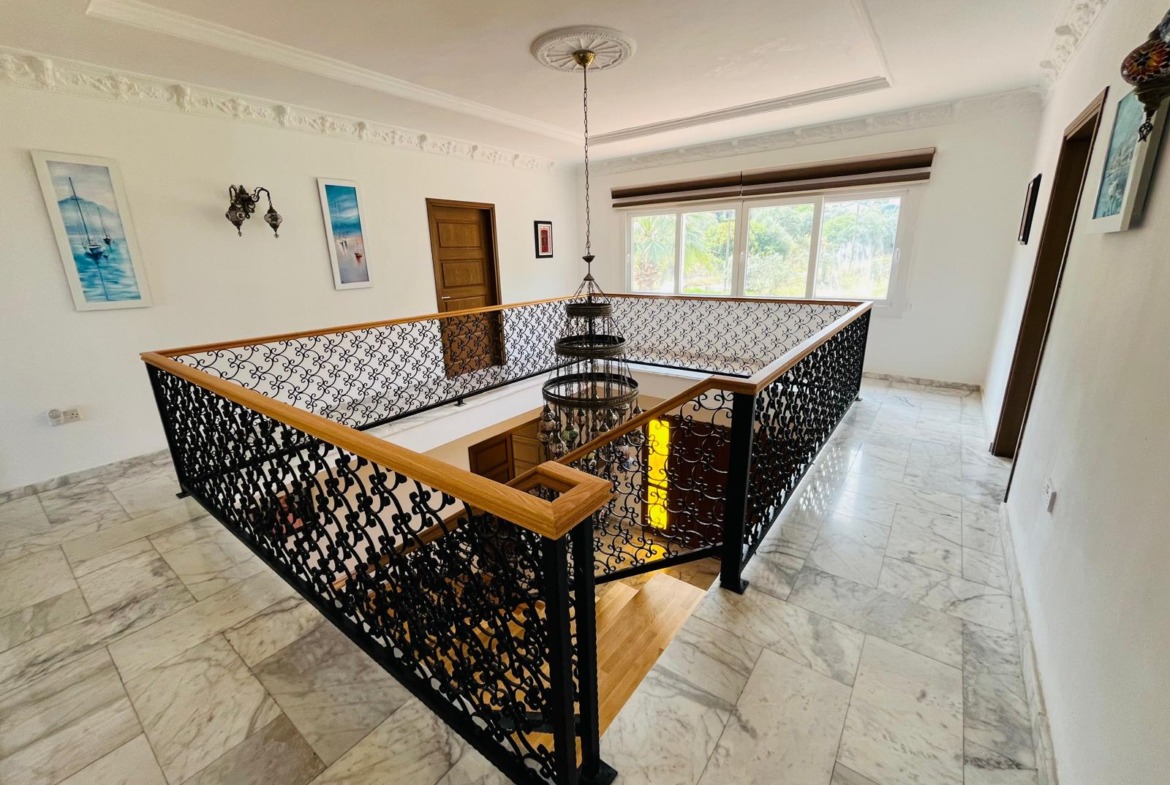 Pre 74 Substantial 4 Bedroom, 4 Bathroom Villa With Heated Swimming Pool