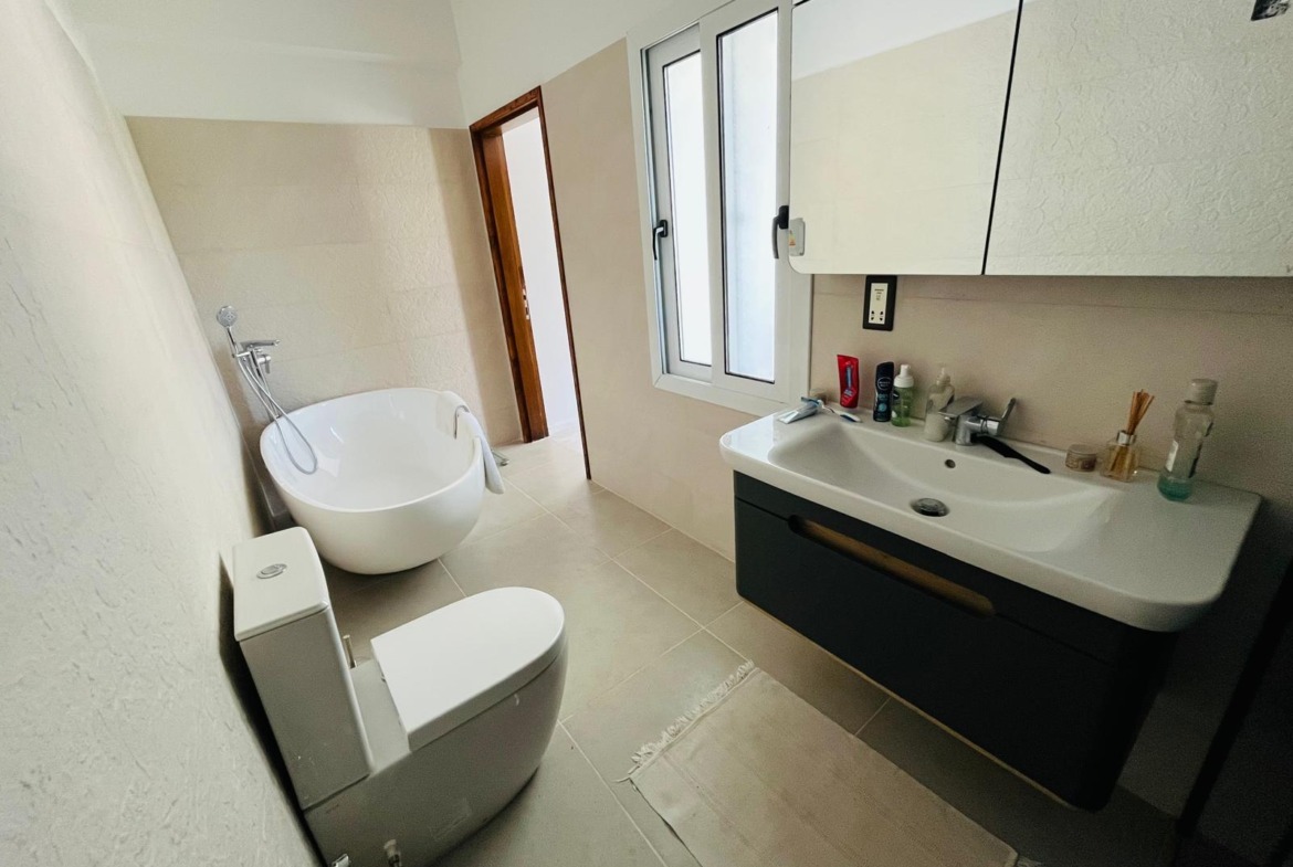 Pre 74 Substantial 4 Bedroom, 4 Bathroom Villa With Heated Swimming Pool