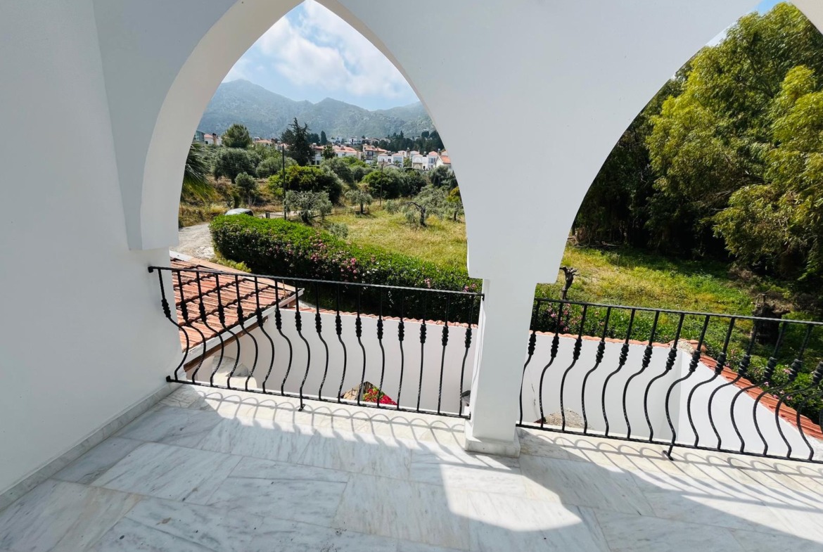 Pre 74 Substantial 4 Bedroom, 4 Bathroom Villa With Heated Swimming Pool