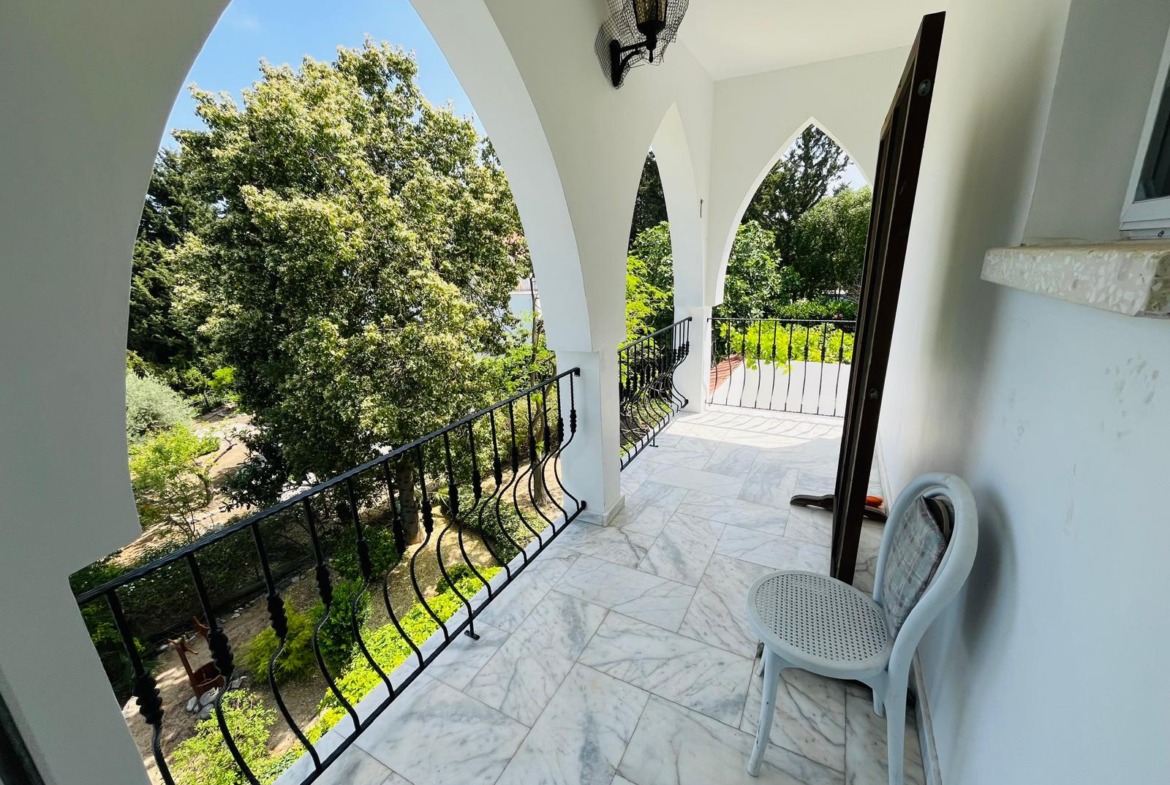 Pre 74 Substantial 4 Bedroom, 4 Bathroom Villa With Heated Swimming Pool