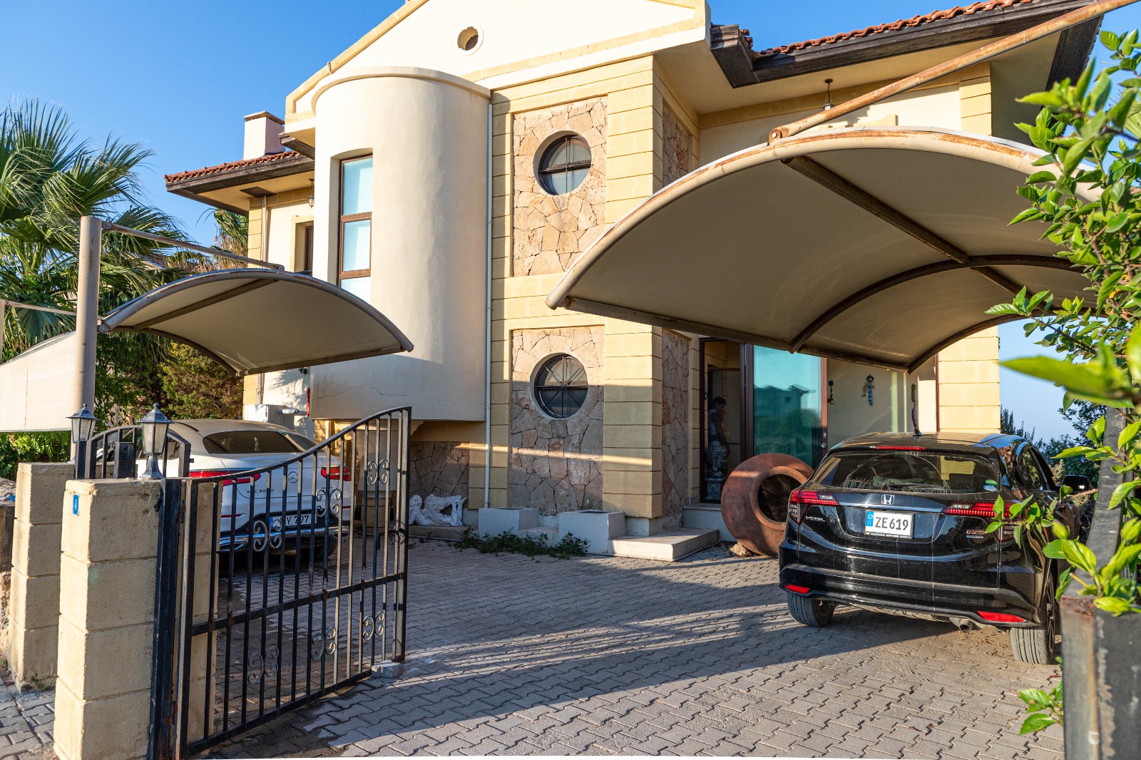 Stunning Seaside Turkish Title 3-Bedroom Villa In Karşıyaka With Panoramic Sea & Mountain Views