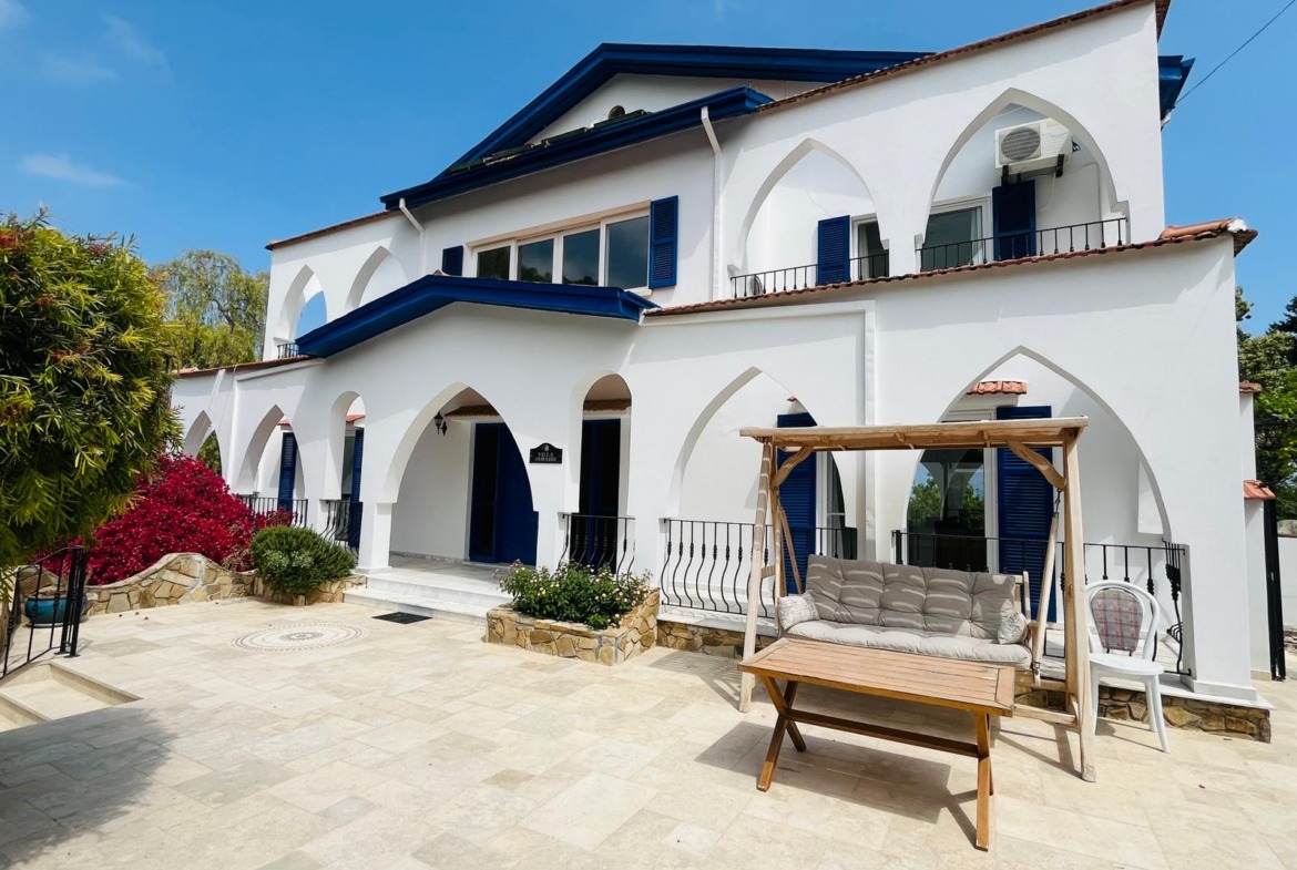 Pre 74 Substantial 4 Bedroom, 4 Bathroom Villa With Heated Swimming Pool