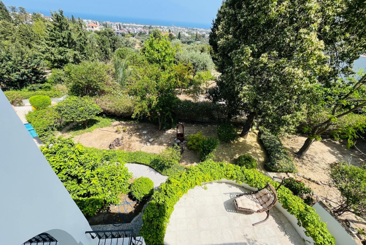 Pre 74 Substantial 4 Bedroom, 4 Bathroom Villa With Heated Swimming Pool
