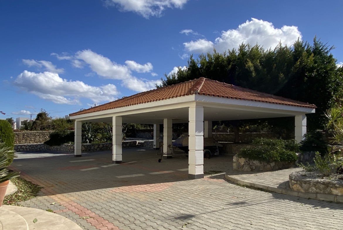 Outstanding Luxury 5 Bedroom Villa, Set Within More Than 5,000 Sqm Of Private Landscaped Grounds