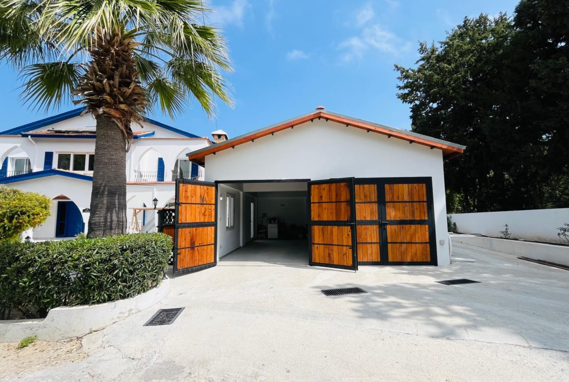 Pre 74 Substantial 4 Bedroom, 4 Bathroom Villa With Heated Swimming Pool