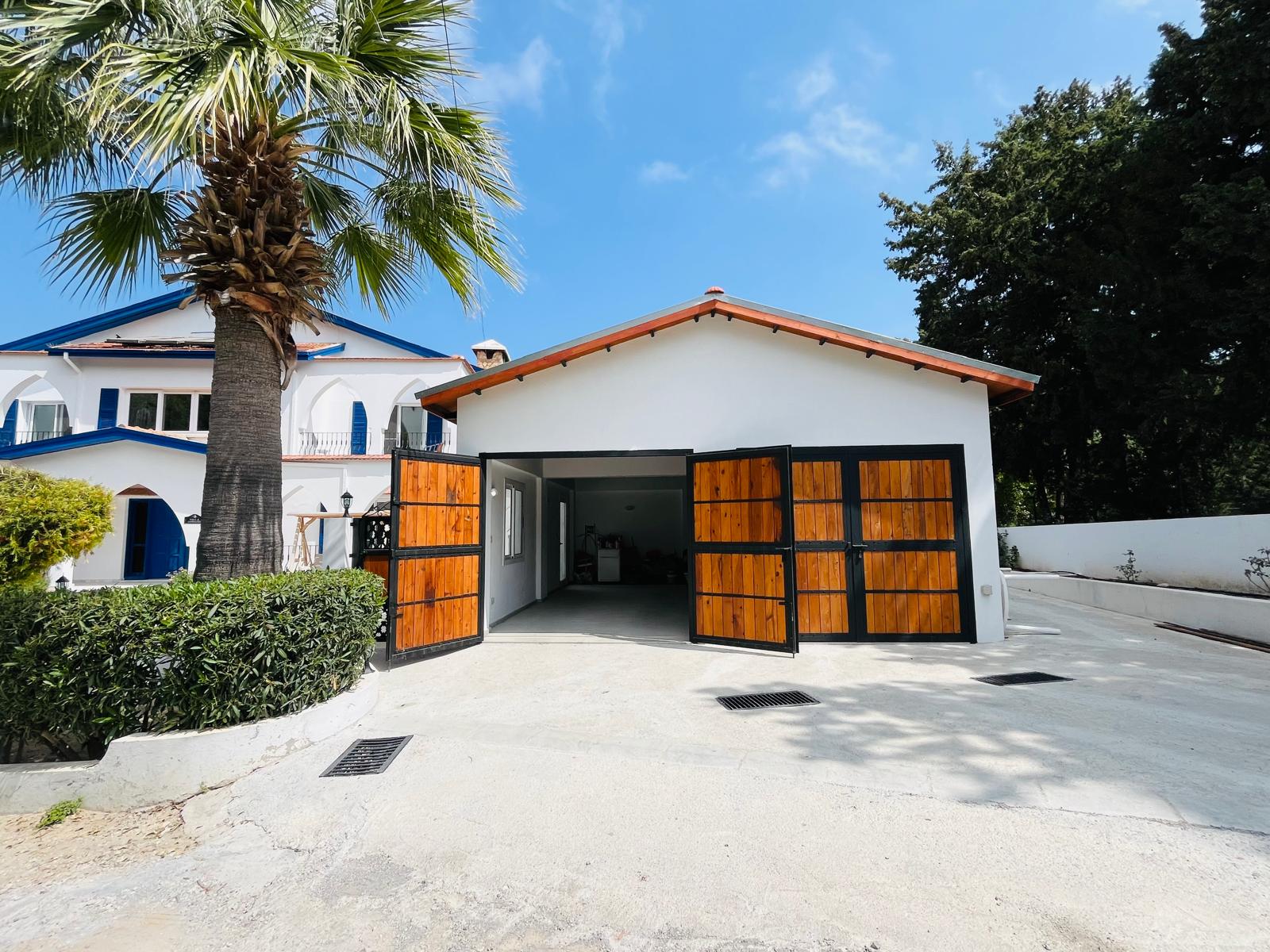 3. garage Pre 74 Substantial 4 Bedroom, 4 Bathroom Villa With Heated Swimming Pool
