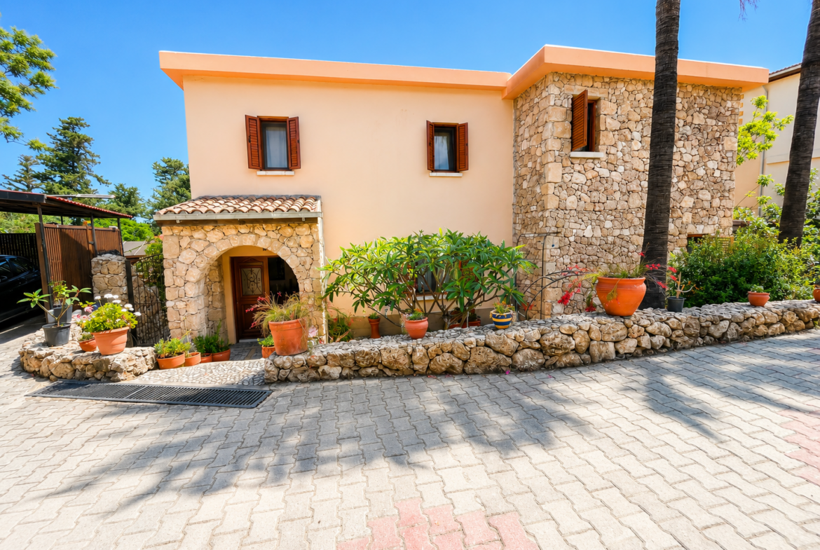 Gorgeous 3/4 Bedroom Villa With A Private Pool Set In 1,5 Donum Of Land