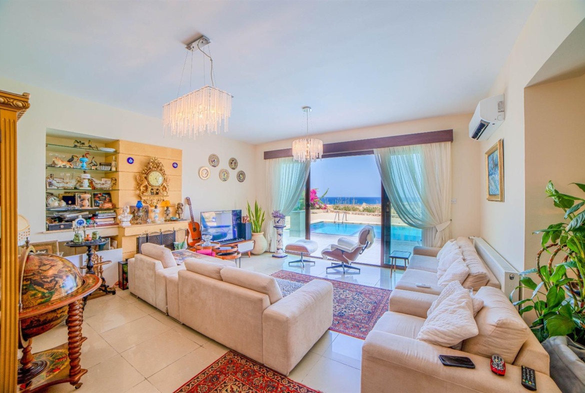 Stunning Seaside Turkish Title 3-Bedroom Villa In Karşıyaka With Panoramic Sea & Mountain Views