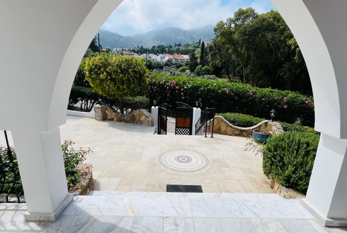 Pre 74 Substantial 4 Bedroom, 4 Bathroom Villa With Heated Swimming Pool