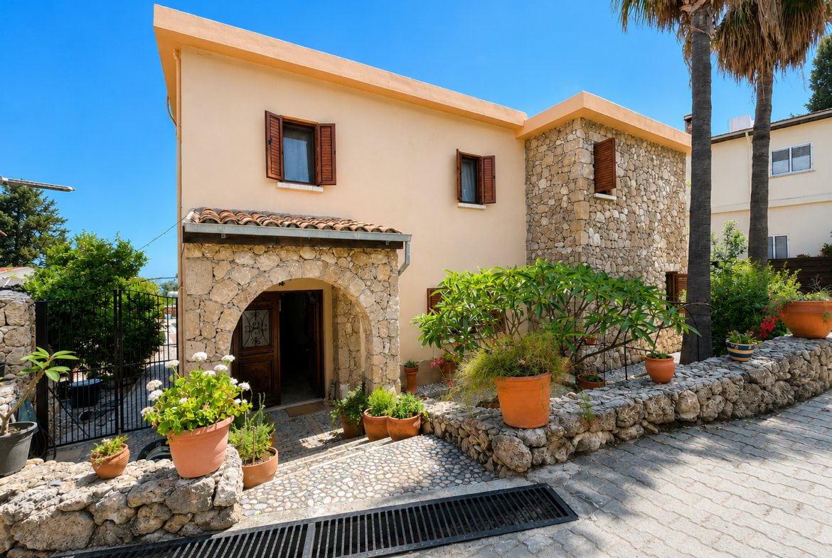 Gorgeous 3/4 Bedroom Villa With A Private Pool Set In 1,5 Donum Of Land