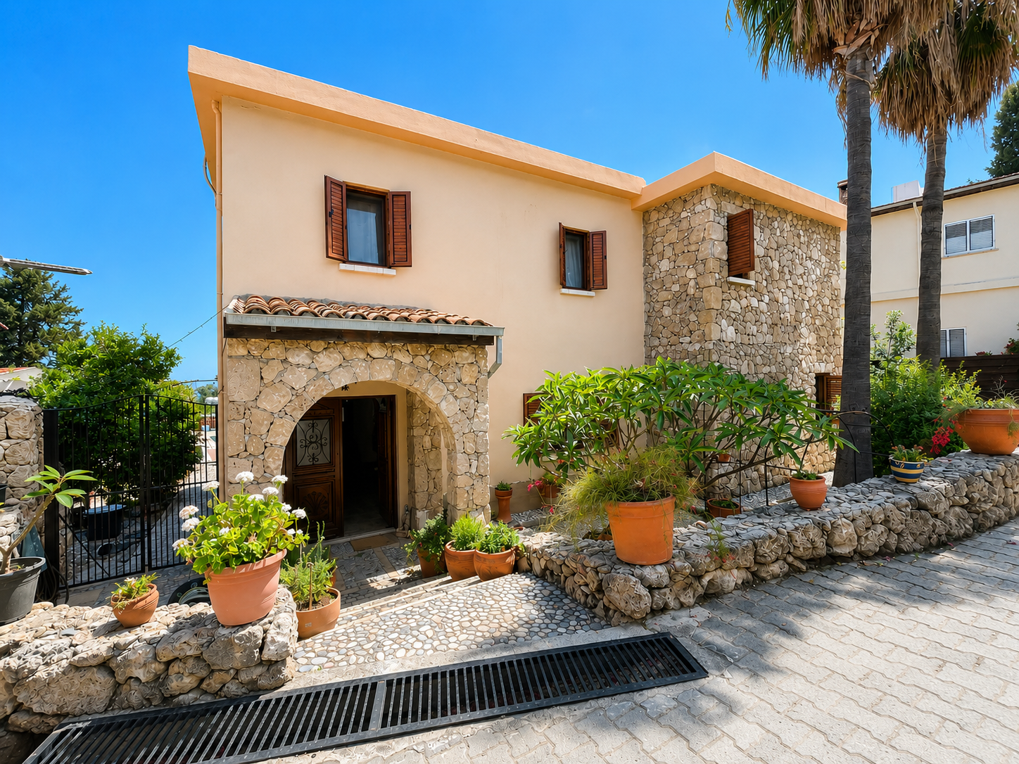 Gorgeous 3/4 Bedroom Villa With A Private Pool Set In 1,5 Donum Of Land