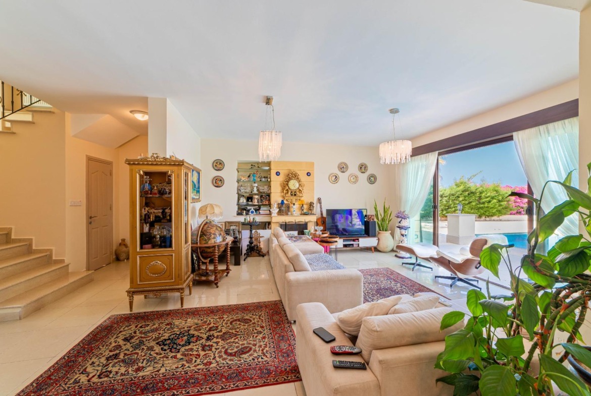Stunning Seaside Turkish Title 3-Bedroom Villa In Karşıyaka With Panoramic Sea & Mountain Views