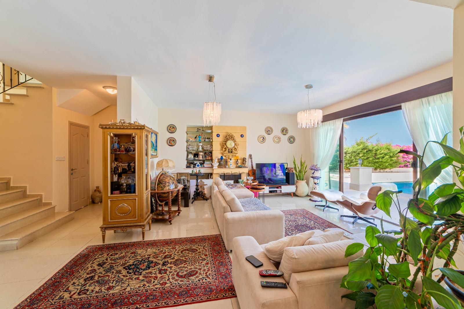 Stunning Seaside Turkish Title 3-Bedroom Villa In Karşıyaka With Panoramic Sea & Mountain Views