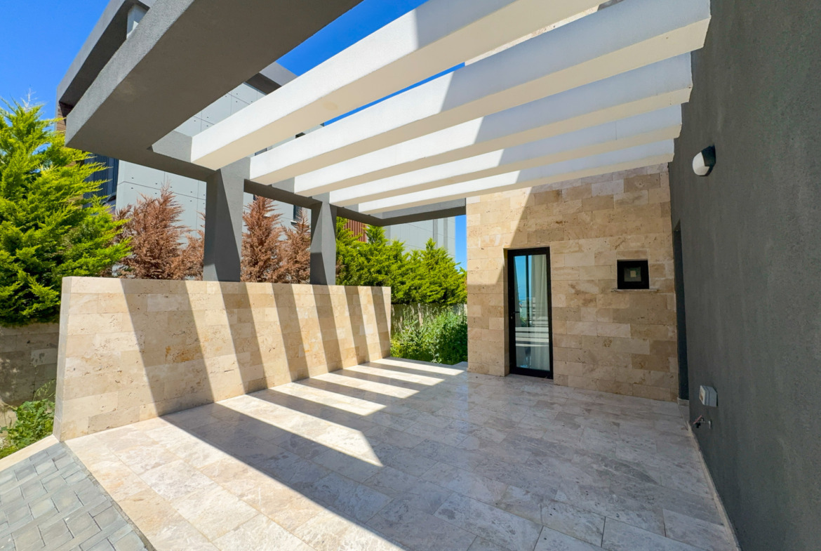 Modern 4 Bedroom Furnished Villa With Private Pool & Mediterranean Views In Alsancak