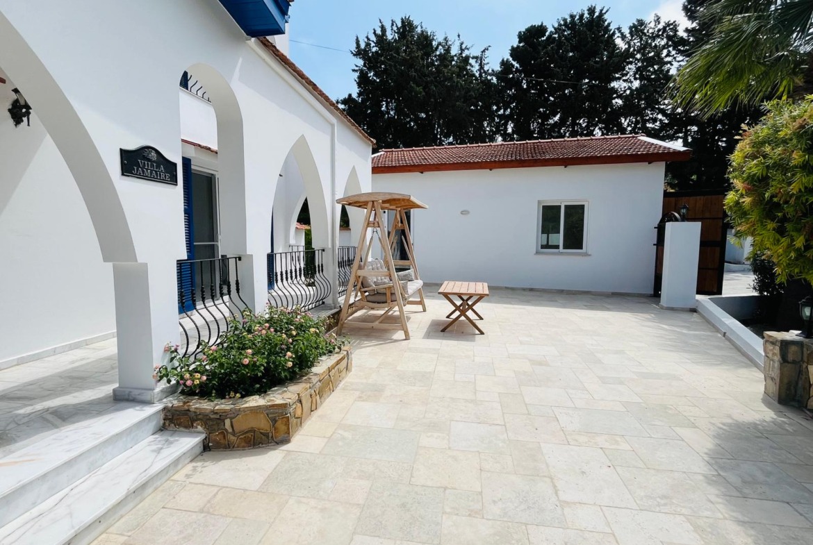 Pre 74 Substantial 4 Bedroom, 4 Bathroom Villa With Heated Swimming Pool