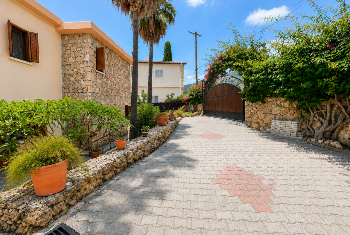 Gorgeous 3/4 Bedroom Villa With A Private Pool Set In 1,5 Donum Of Land