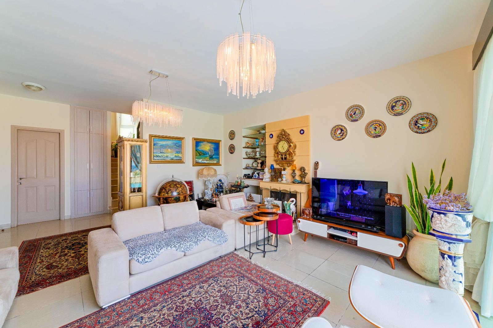 Stunning Seaside Turkish Title 3-Bedroom Villa In Karşıyaka With Panoramic Sea & Mountain Views