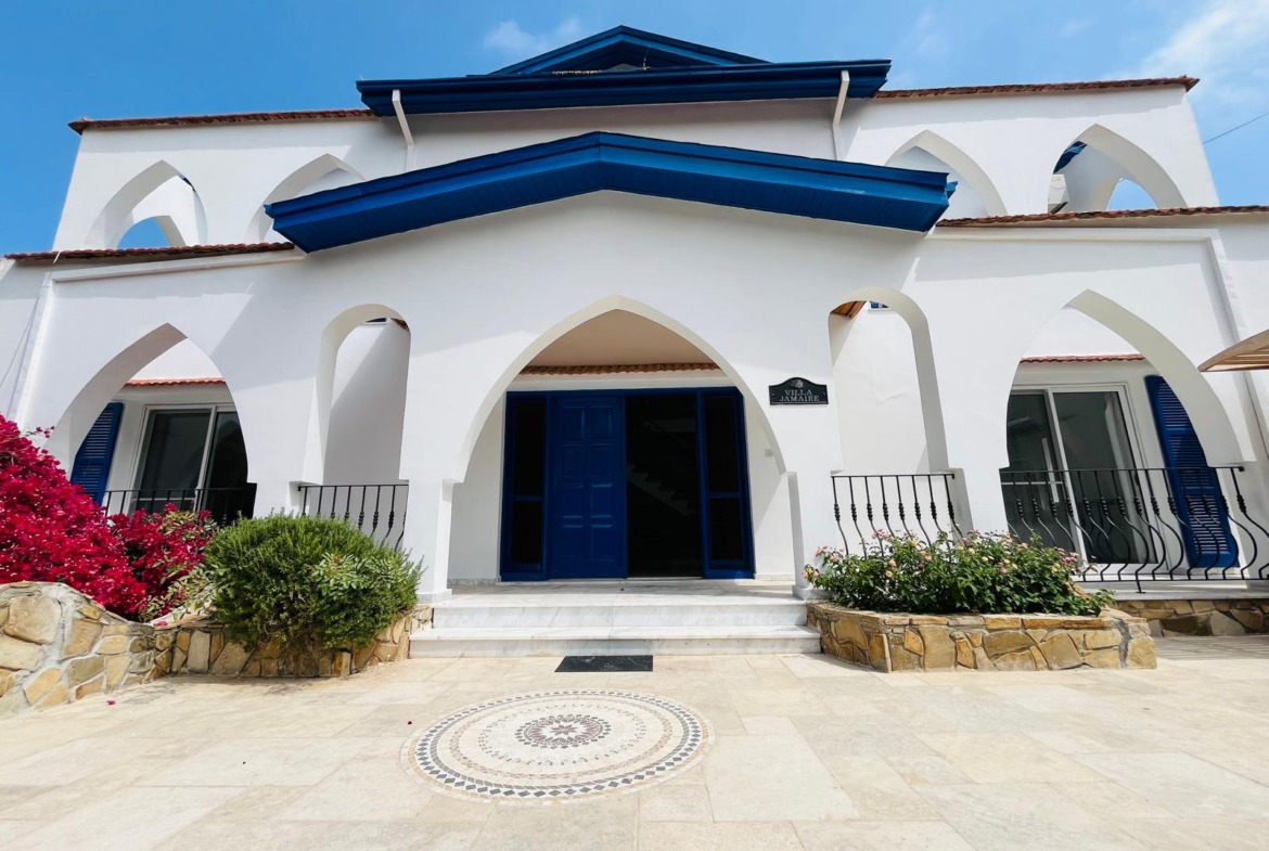 Pre 74 Substantial 4 Bedroom, 4 Bathroom Villa With Heated Swimming Pool