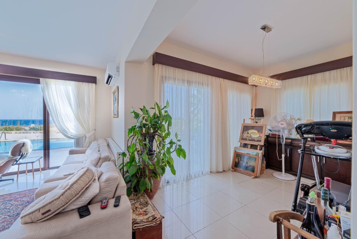 Stunning Seaside Turkish Title 3-Bedroom Villa In Karşıyaka With Panoramic Sea & Mountain Views