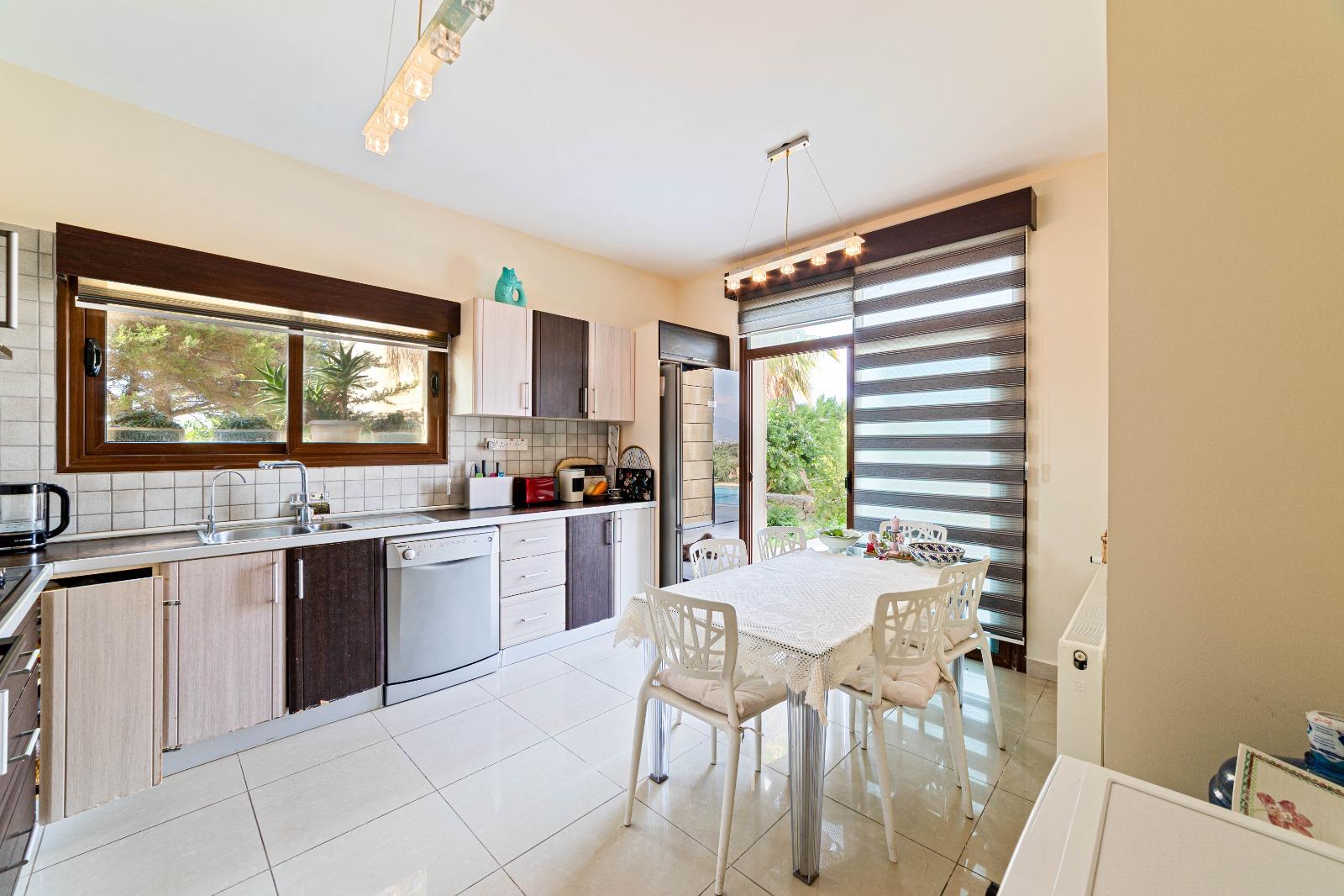 Stunning Seaside Turkish Title 3-Bedroom Villa In Karşıyaka With Panoramic Sea & Mountain Views