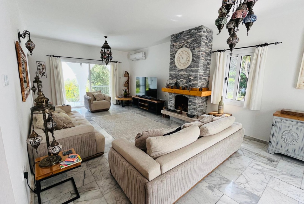 Pre 74 Substantial 4 Bedroom, 4 Bathroom Villa With Heated Swimming Pool