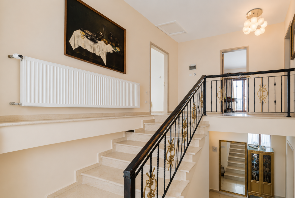 Stunning Seaside Turkish Title 3-Bedroom Villa In Karşıyaka With Panoramic Sea & Mountain Views
