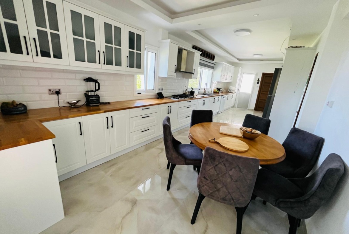Pre 74 Substantial 4 Bedroom, 4 Bathroom Villa With Heated Swimming Pool